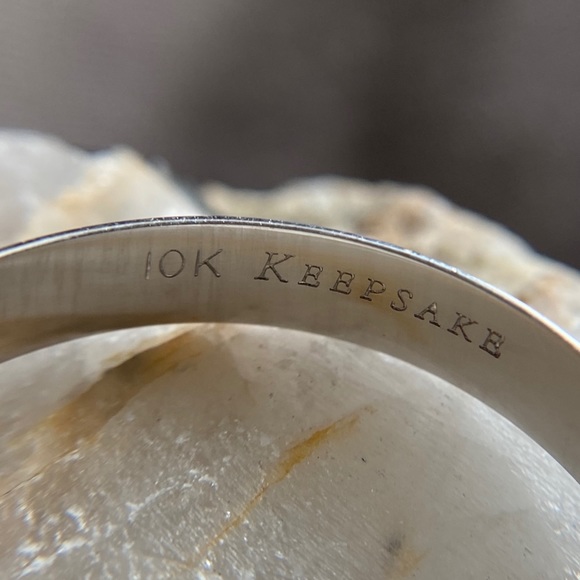 Keepsake 10k white gold wedding ring - Picture 3 of 4